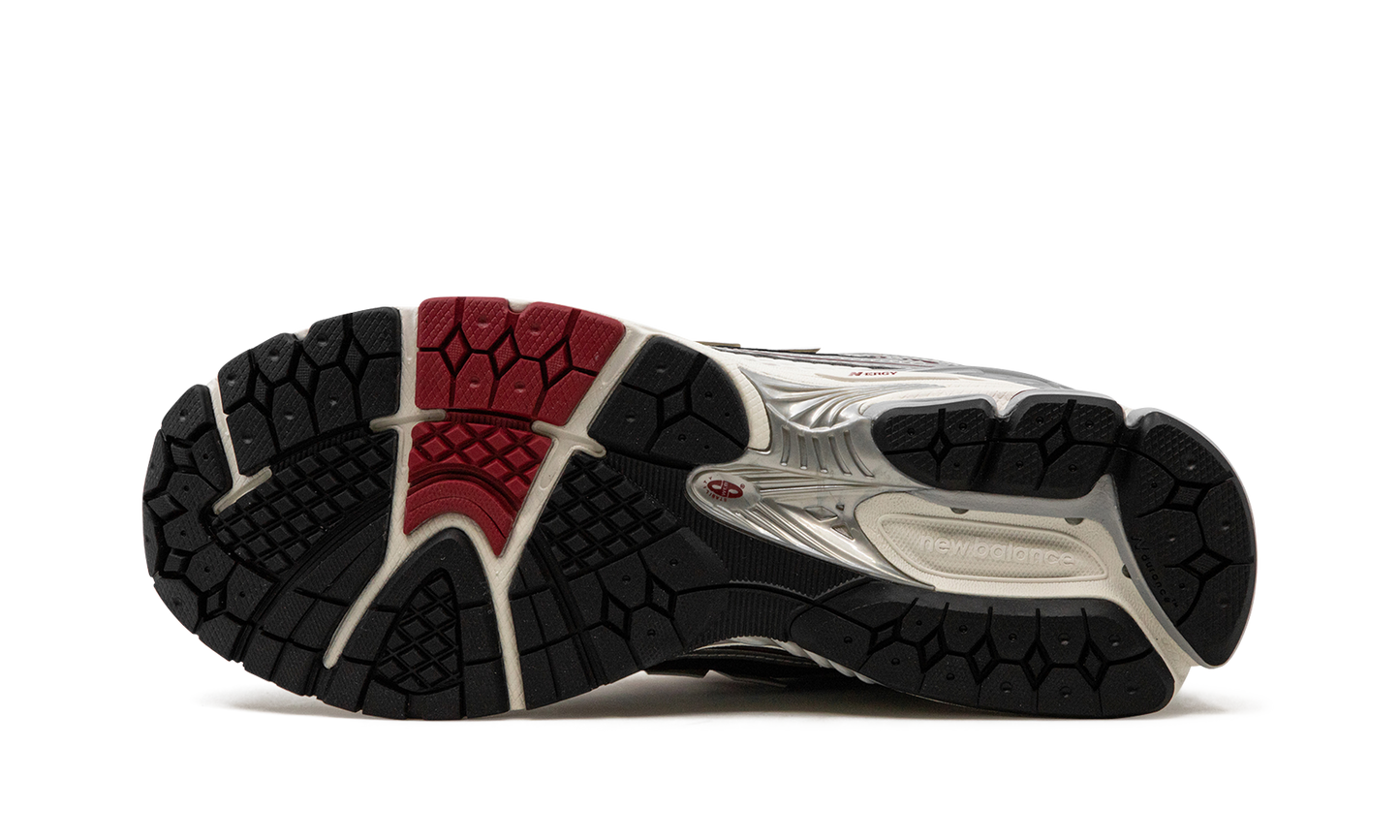 1906R "Silver / Crimson" M1906REA