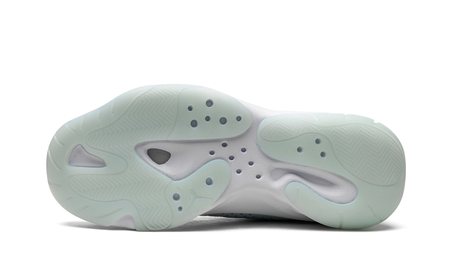 AIR JORDAN 11 CMFT WMNS "Igloo" DV2629 100