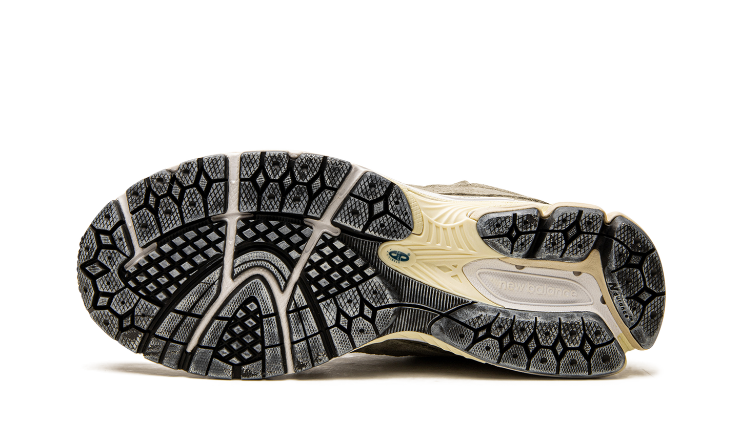 2002R "Protection Pack - Mirage Grey" M2002RDD