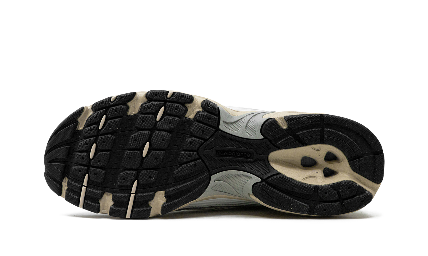 530 "White / Palm Leaf" MR530EC