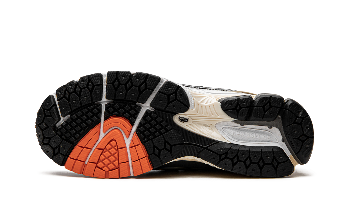 1906R "INVINCIBLE x N.HOOLYWOOD Grey Swan" M1906RNI