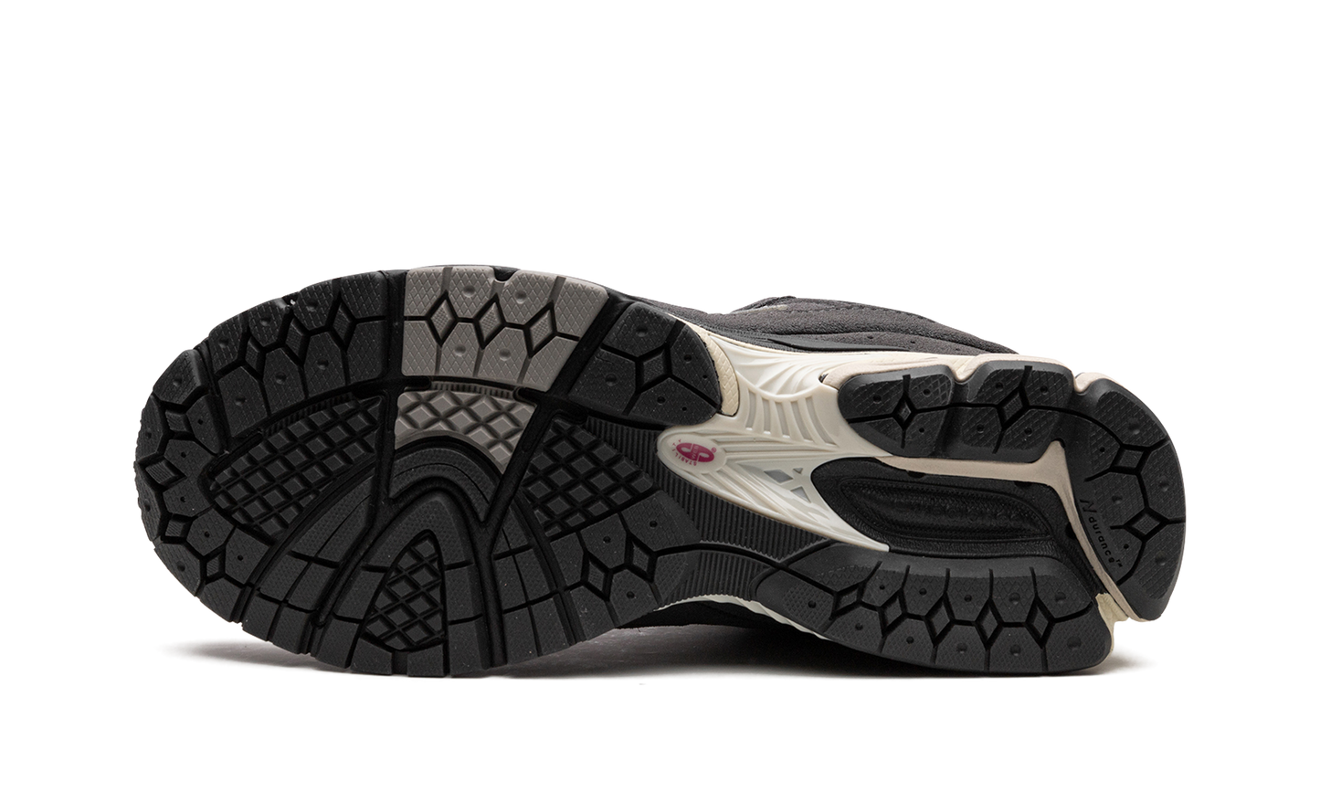 2002R "Grey / Black" M2002RGV