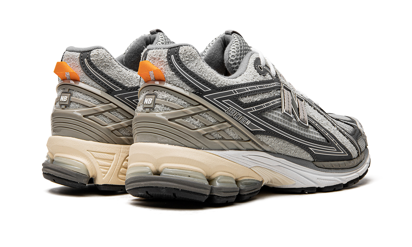 1906R "INVINCIBLE x N.HOOLYWOOD Grey Swan" M1906RNI