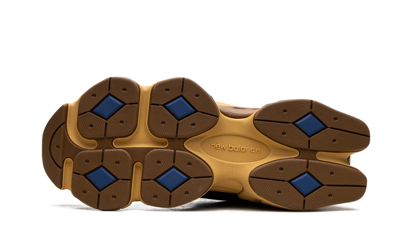 9060 "Black Royal Gum" U9060RE