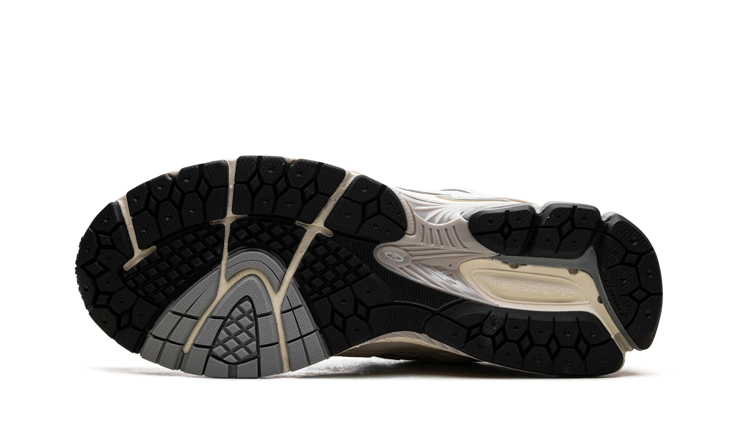 1906R "Beige Grey" M1906RFI