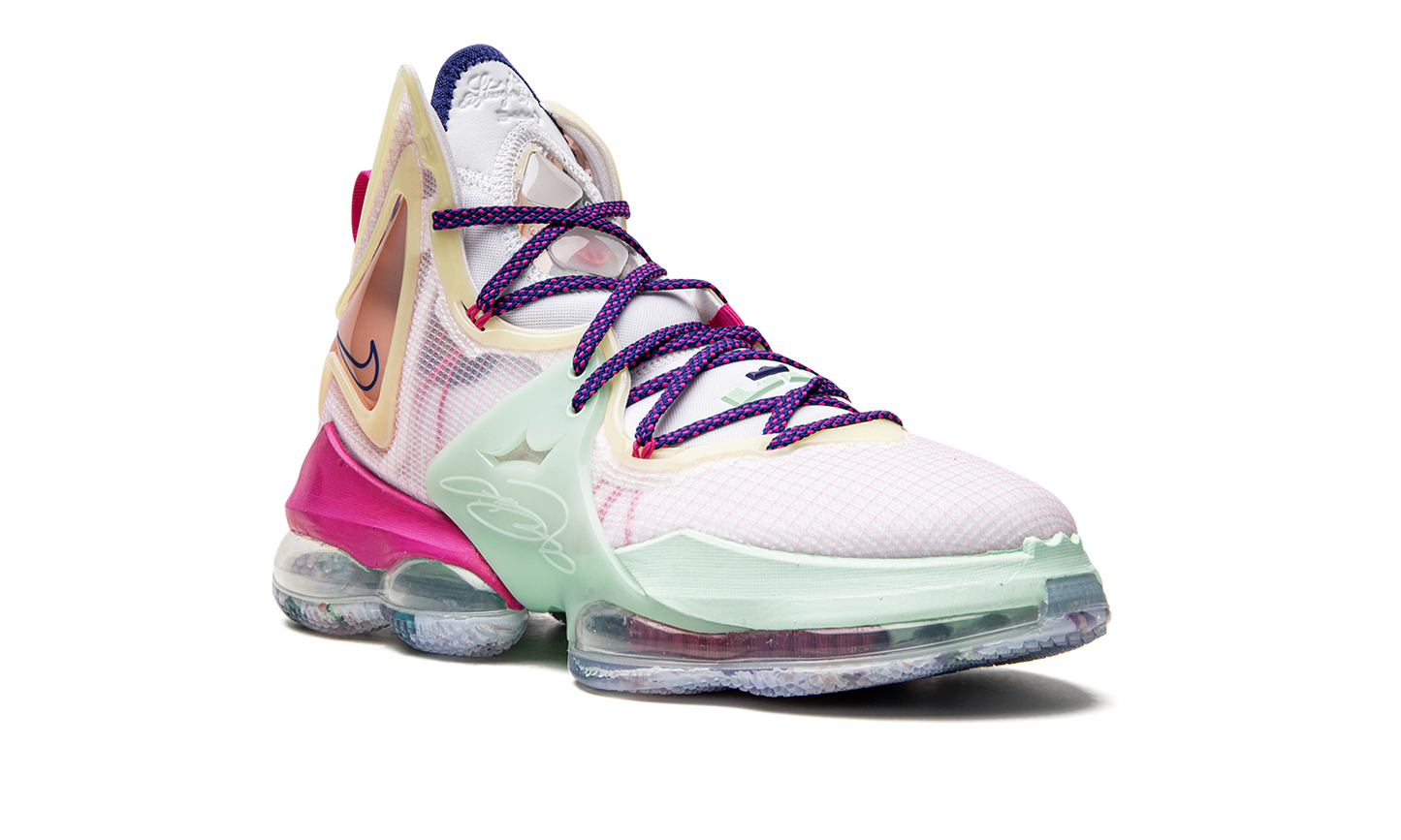 LeBron 19 "Valentine's Day" DH8459 900