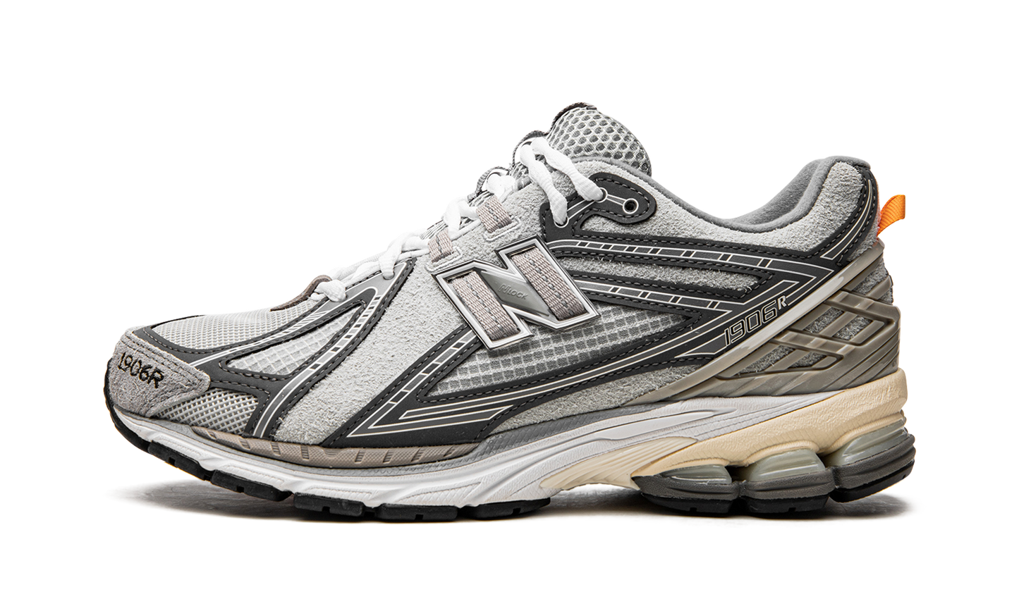 1906R "INVINCIBLE x N.HOOLYWOOD Grey Swan" M1906RNI