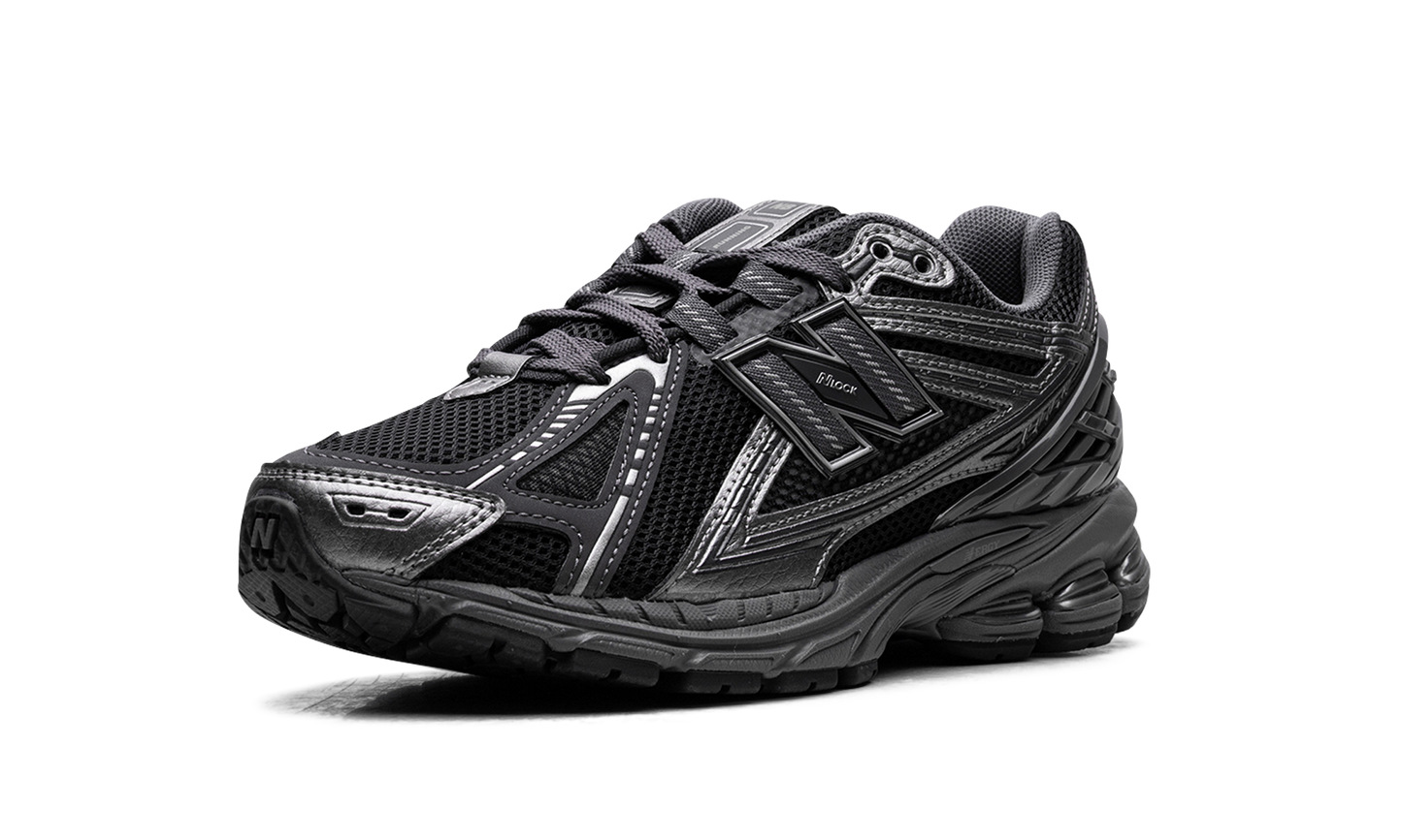 1906R "Phantom Dark Grey Metallic Silver" M1906RES