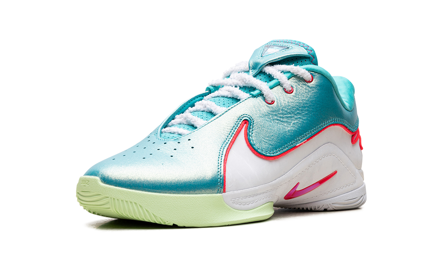 LeBron 22 "Christmas" HV5147 600